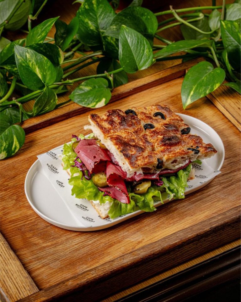 Focaccia Pastrami sendviçi
