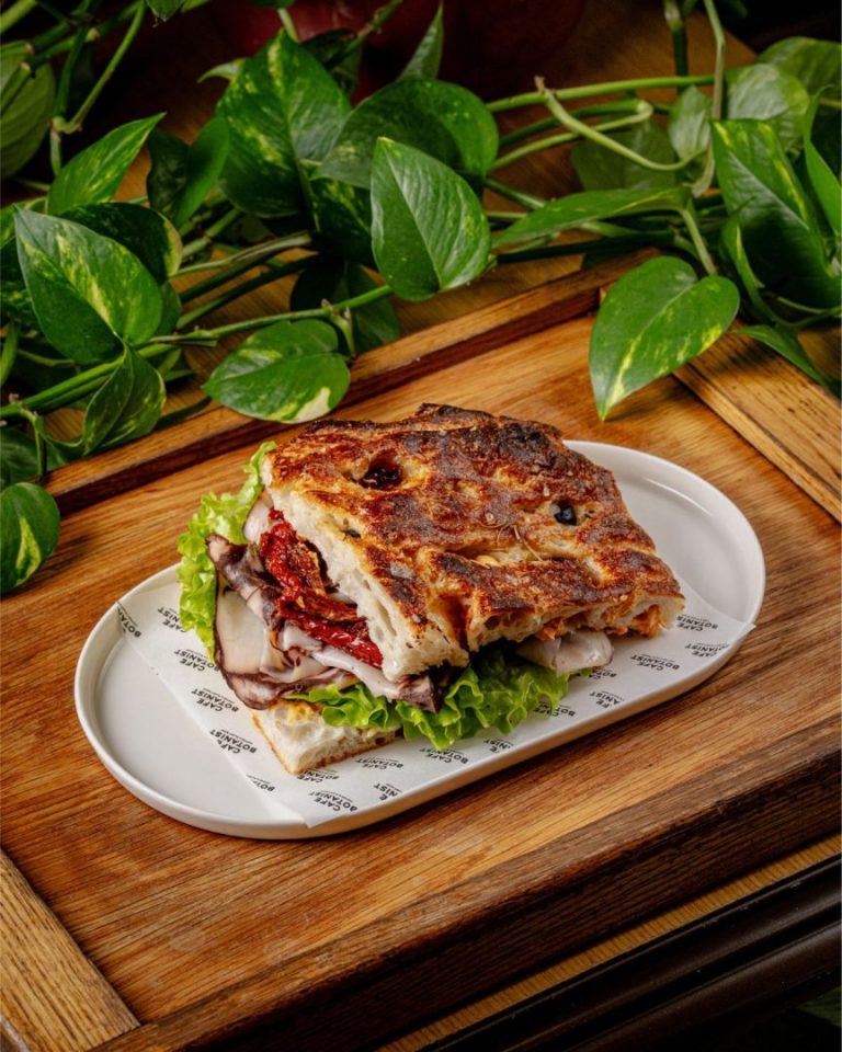 Focaccia hind quşu sendviçi